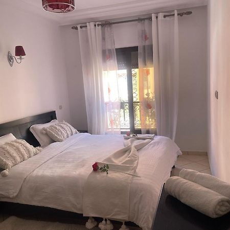 Magnifique Appartement Spacieux Confort Propre Familial 2 Chambres Salon Et Salle A Manger A 20Mn A Pied De Place Jemaa El Fina 4 Piscines Dans Espace De Golf A 12 Mn En Voitures L Entree Est Gratuit Pour La Clientele Ouvert Entre 10H Et 20H Марракеш Екстер'єр фото