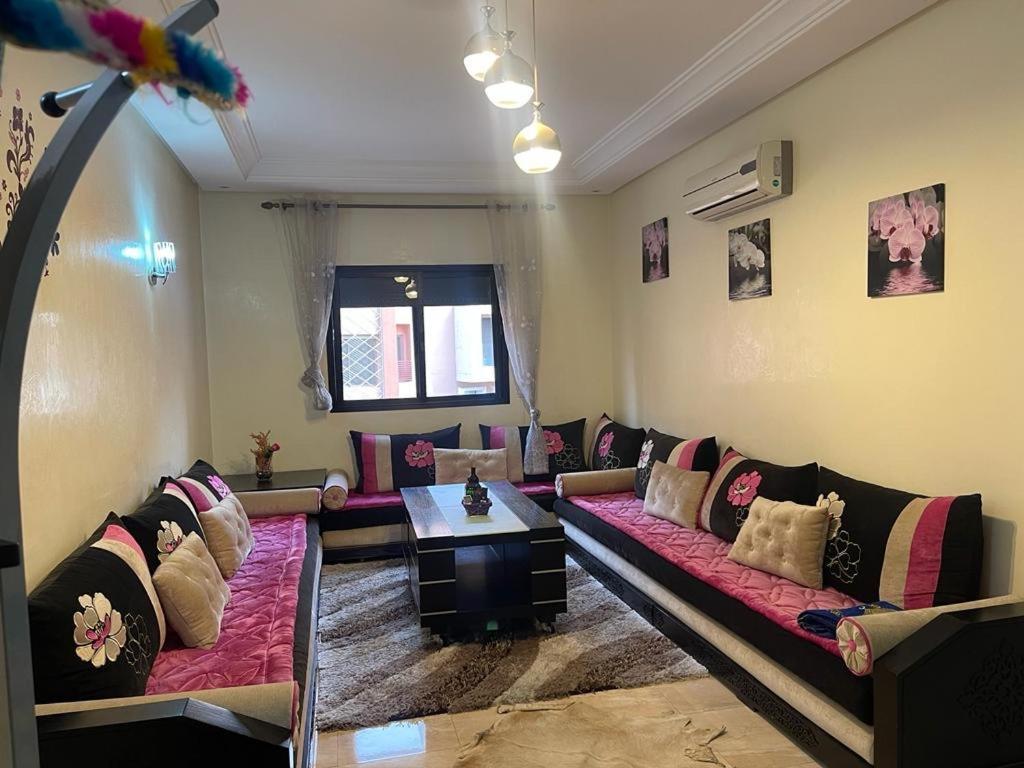 Magnifique Appartement Spacieux Confort Propre Familial 2 Chambres Salon Et Salle A Manger A 20Mn A Pied De Place Jemaa El Fina 4 Piscines Dans Espace De Golf A 12 Mn En Voitures L Entree Est Gratuit Pour La Clientele Ouvert Entre 10H Et 20H Марракеш Екстер'єр фото