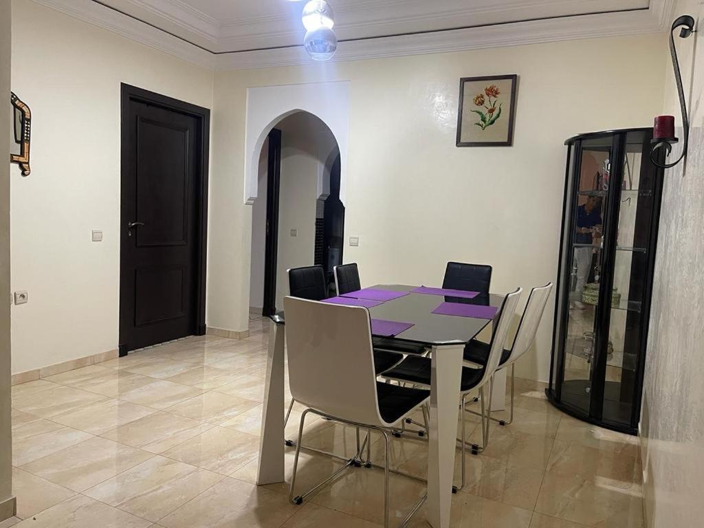 Magnifique Appartement Spacieux Confort Propre Familial 2 Chambres Salon Et Salle A Manger A 20Mn A Pied De Place Jemaa El Fina 4 Piscines Dans Espace De Golf A 12 Mn En Voitures L Entree Est Gratuit Pour La Clientele Ouvert Entre 10H Et 20H Марракеш Екстер'єр фото
