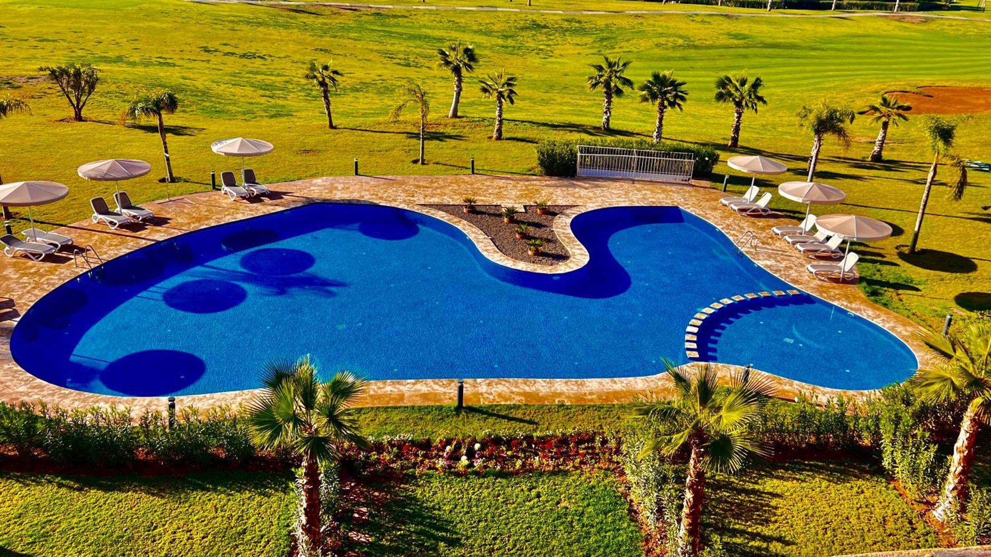 Magnifique Appartement Spacieux Confort Propre Familial 2 Chambres Salon Et Salle A Manger A 20Mn A Pied De Place Jemaa El Fina 4 Piscines Dans Espace De Golf A 12 Mn En Voitures L Entree Est Gratuit Pour La Clientele Ouvert Entre 10H Et 20H Марракеш Екстер'єр фото