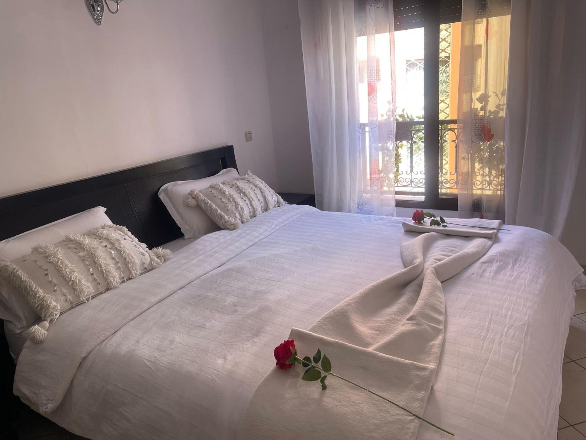 Magnifique Appartement Spacieux Confort Propre Familial 2 Chambres Salon Et Salle A Manger A 20Mn A Pied De Place Jemaa El Fina 4 Piscines Dans Espace De Golf A 12 Mn En Voitures L Entree Est Gratuit Pour La Clientele Ouvert Entre 10H Et 20H Марракеш Екстер'єр фото