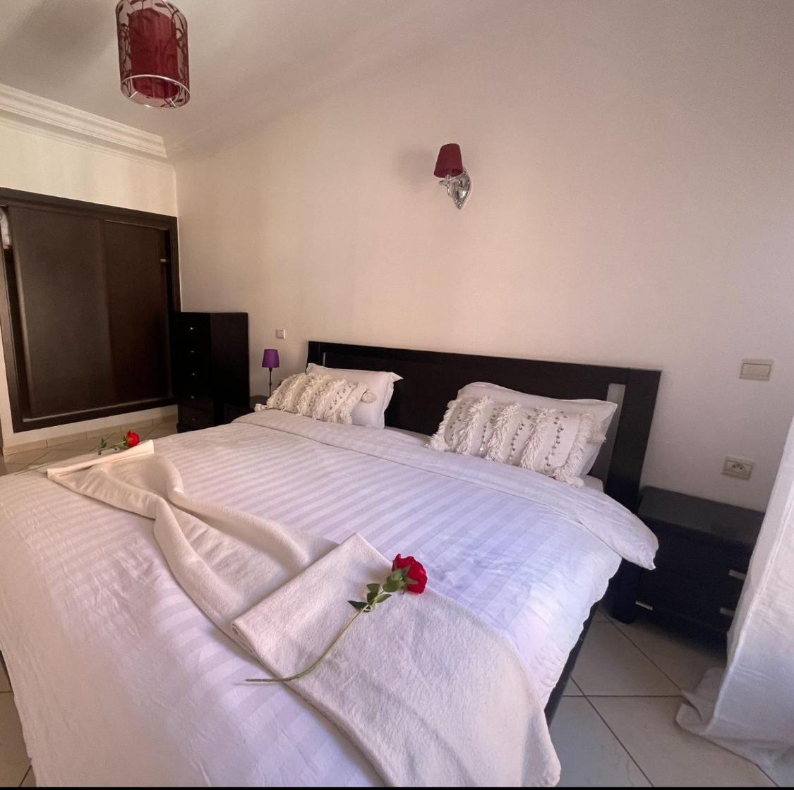 Magnifique Appartement Spacieux Confort Propre Familial 2 Chambres Salon Et Salle A Manger A 20Mn A Pied De Place Jemaa El Fina 4 Piscines Dans Espace De Golf A 12 Mn En Voitures L Entree Est Gratuit Pour La Clientele Ouvert Entre 10H Et 20H Марракеш Екстер'єр фото